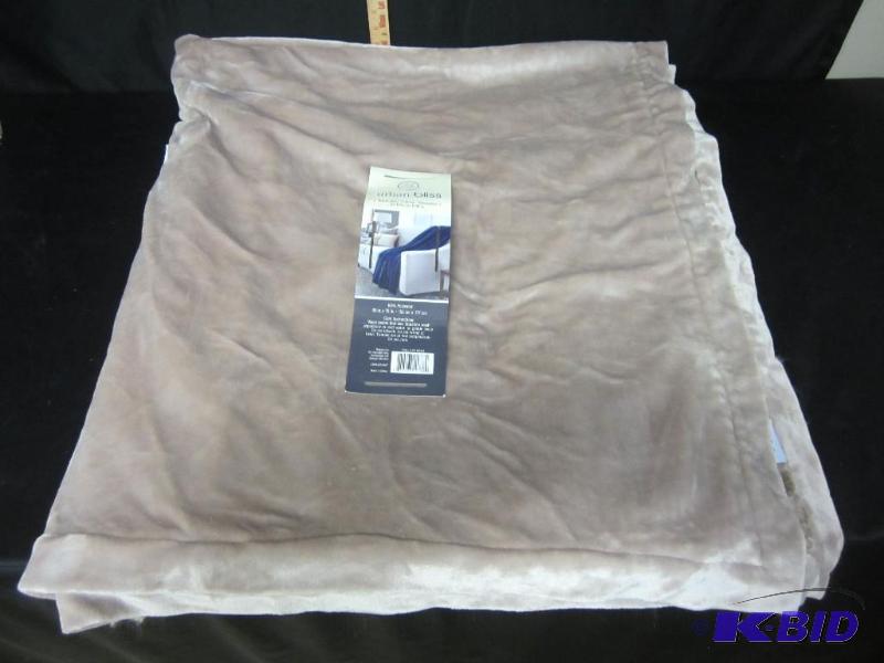 lot 35 image: New  Comfort Throw