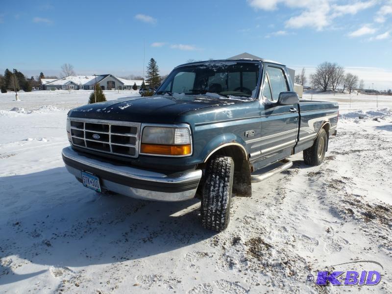 lot 2 image: 1994 Ford F-150 XLT 4WD Has 300 6 cylinder e...
