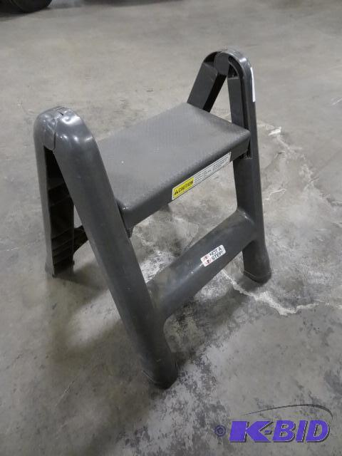 lot 136 image: Rubbermaid Step Stool...