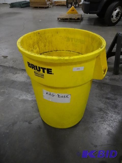 lot 138 image: Large Brute Trash Can...
