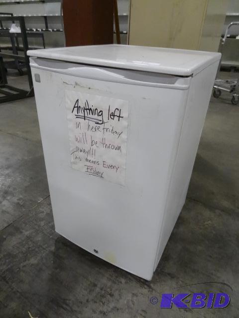 lot 172 image: GE Mini Fridge. Plugged in and seems to be Wo...