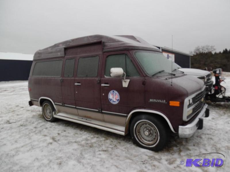 lot 1 image: Chevy Handicap Van