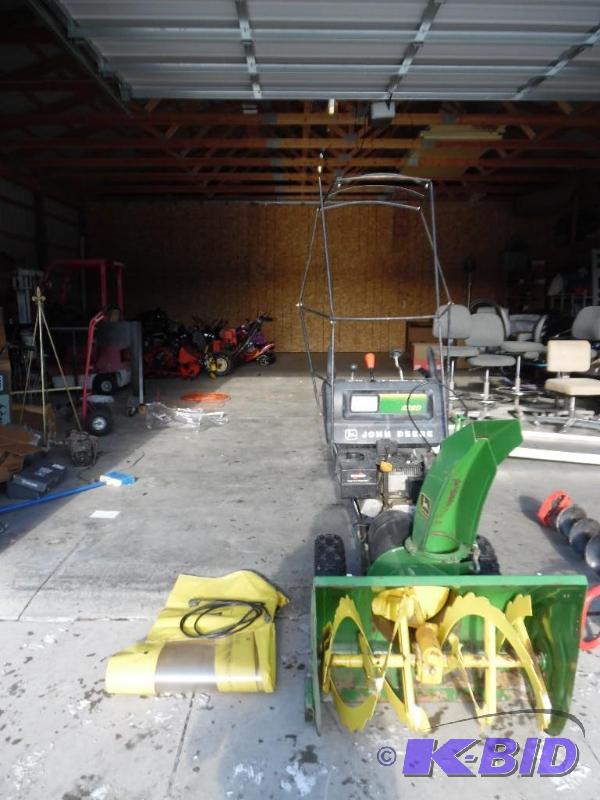 lot 5 image: John Deere Snow Blower