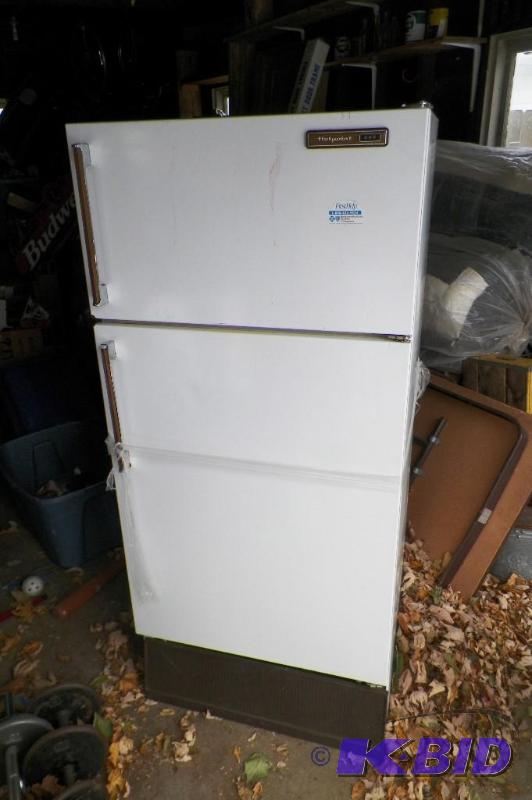 lot 3 image: Hotpoint CTA12CBC Refrigerator Freezer