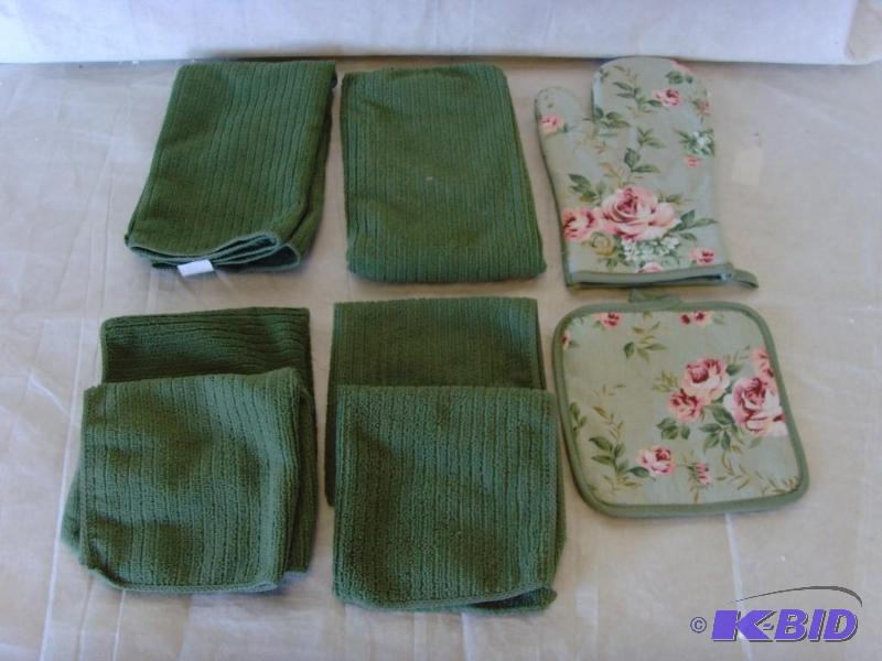 lot 142 image: 8 Piece Kitchen Textiles Set