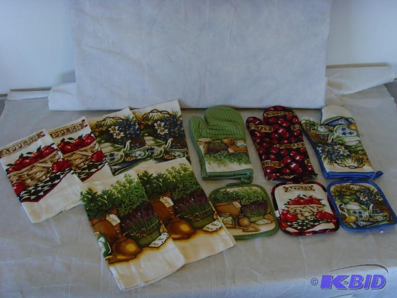 lot 143 image: 12 Piece Kitchen Textiles Set