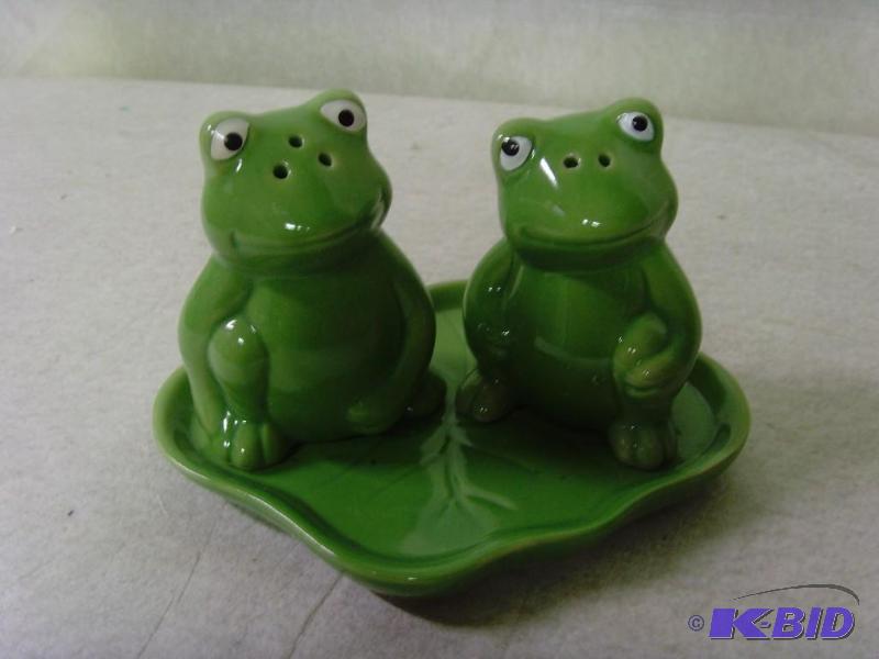lot 37 image: Porcelain Frog Salt & Pepper Shaker