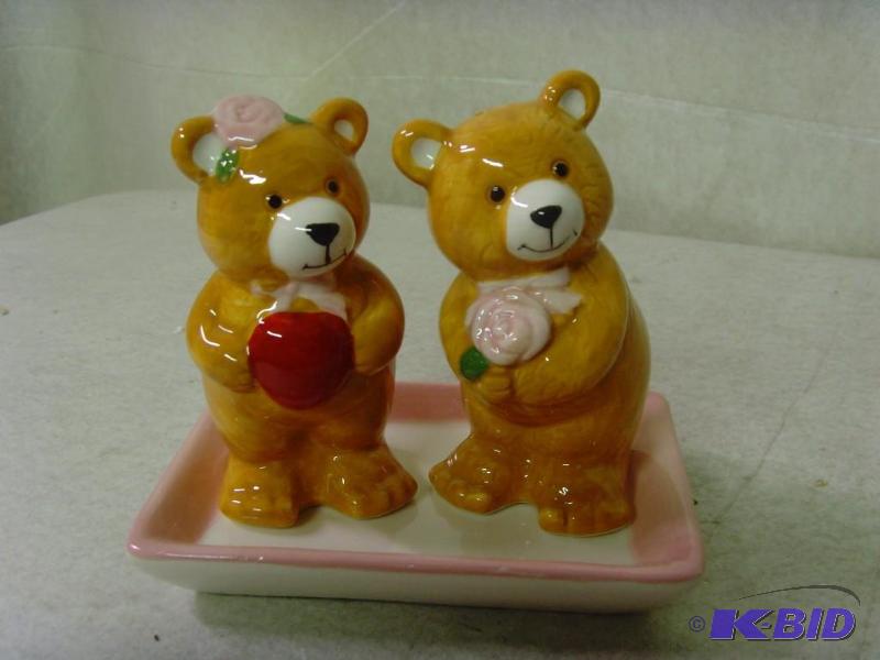lot 42 image: Valentine Bears Salt & Pepper Set
