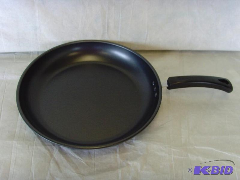 lot 78 image: 12 Heavy Weight Fry Pan