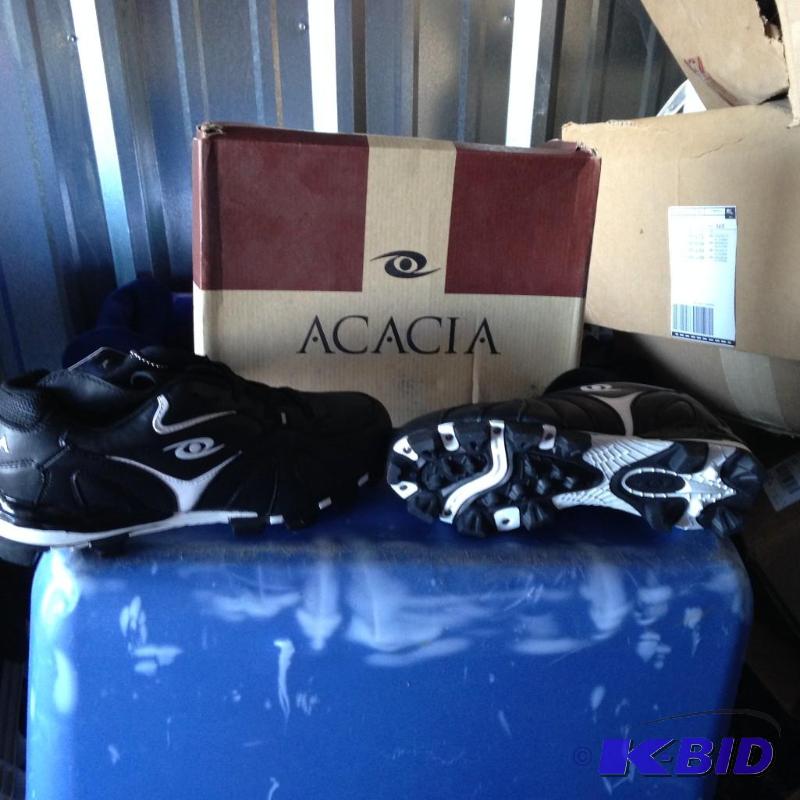 Acacia  Size 9.5 Baseball Cleats