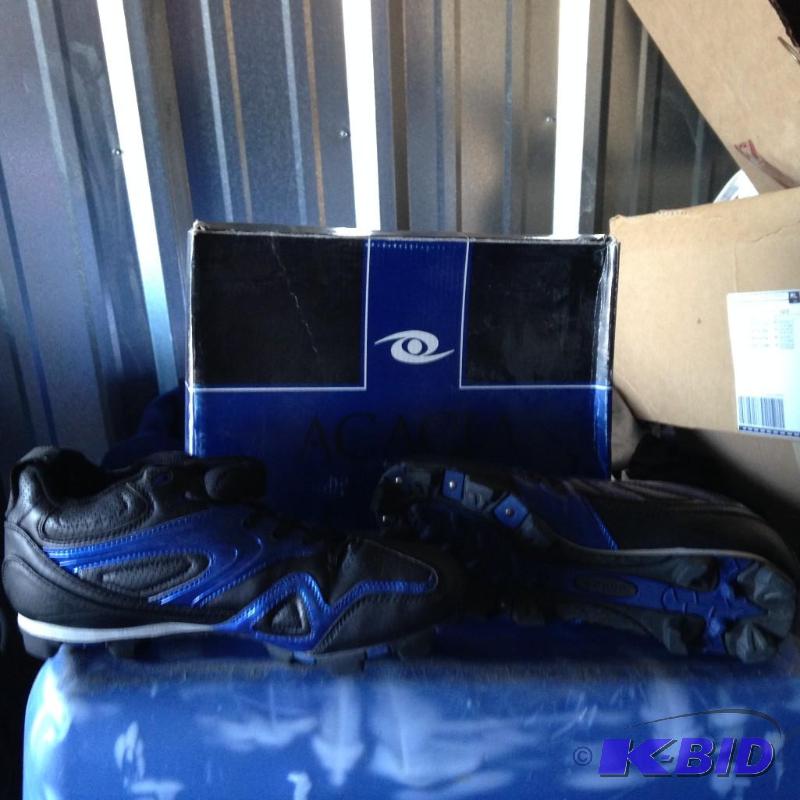Acacia  Size 9.5 Baseball Cleats