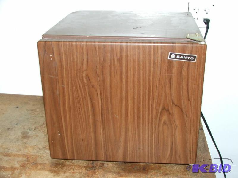 Sanyo compact refrigerator in working conditi...