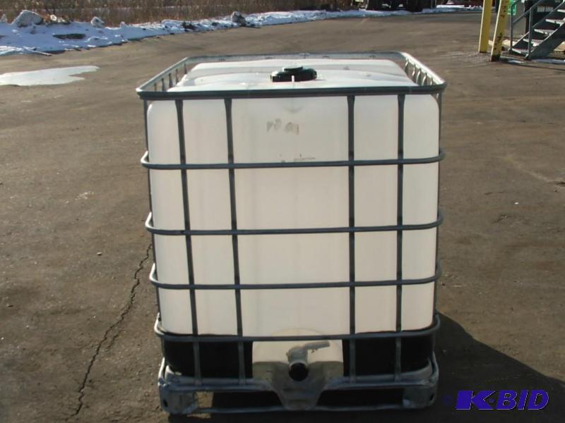 275 gallon liquid tote with top fill and bott...