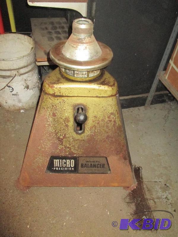 Micro precision wheel balancer