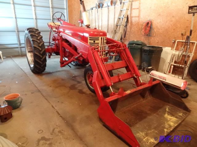 lot 1 image: Farmall 350 Farm Tractor with Loader. All Hyd...