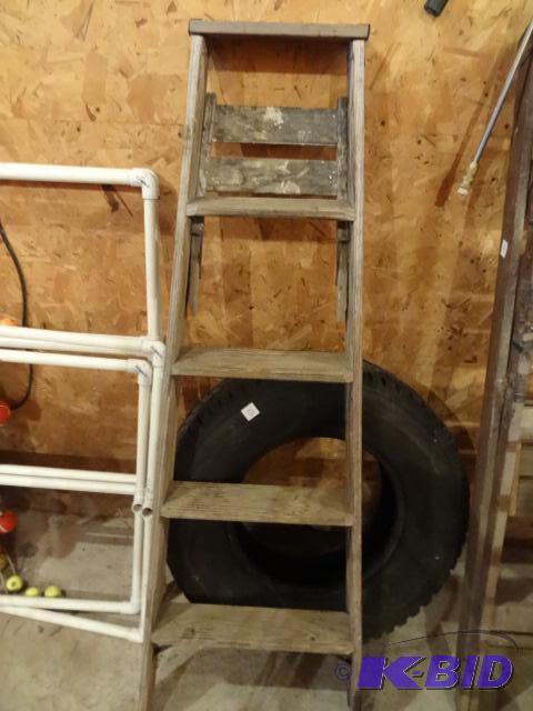 lot 14 image: 5 Wood Step Ladder...
