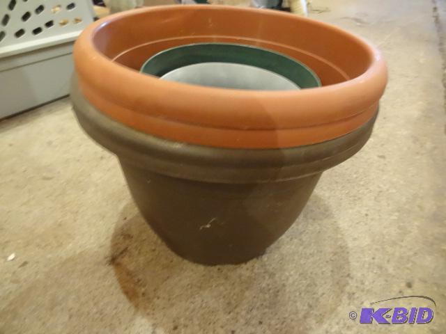 lot 168 image: 6 Plastic Flower Pots...