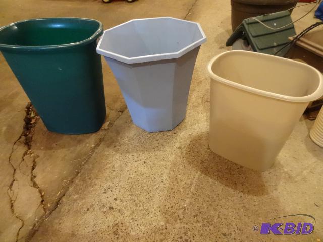 lot 171 image: 3 Plastic Garbage Cans...