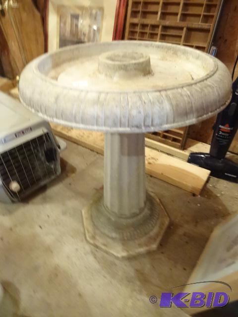 lot 172 image: Plastic Bird Bath...