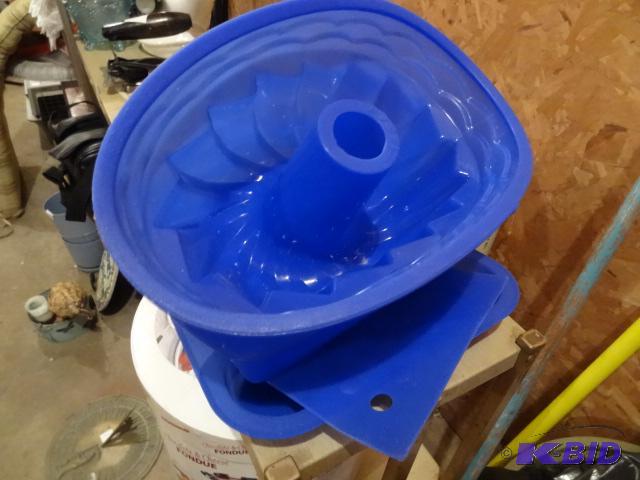 lot 215 image: Flexible Bakeware...