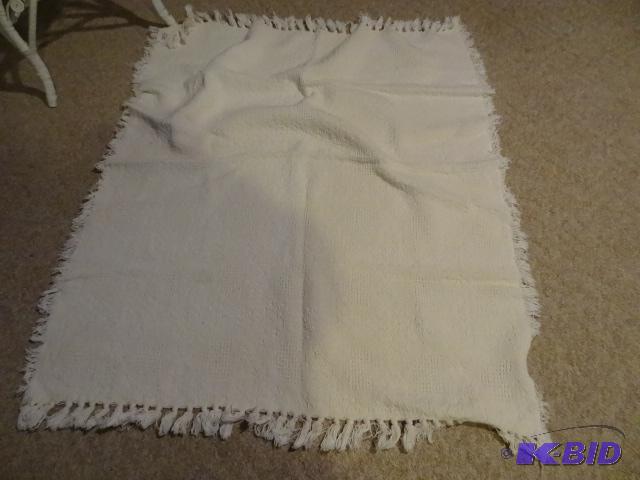 lot 250 image: Vintage Throw Blanket...