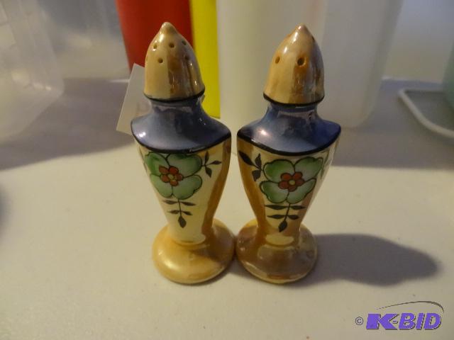 lot 274 image: Vintage Salt and Pepper Shakers...