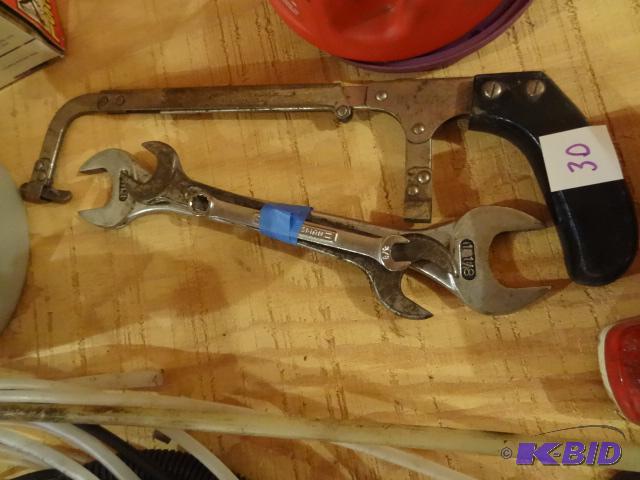 lot 30 image: Hack Saw. Misc Hand Wrenches....