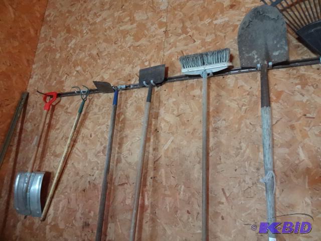 lot 7 image: Spade Shovel, Wash Brush. Chisel, Hoe, Garden...