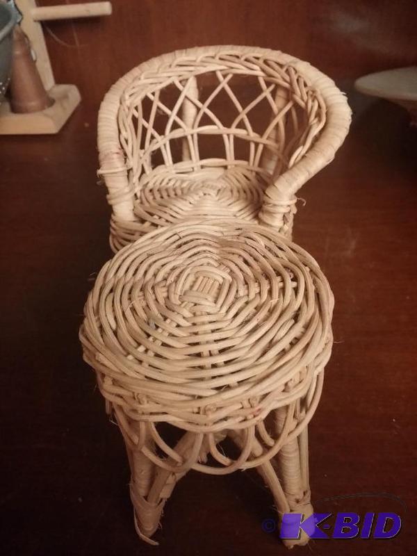 Small Vintage wicker furniture chair and tabl...