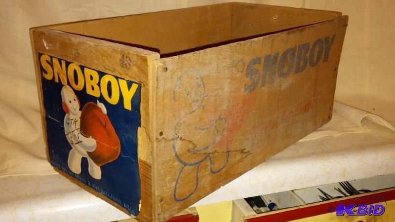 Vintage SnoBoy wooden Box, great graphics...