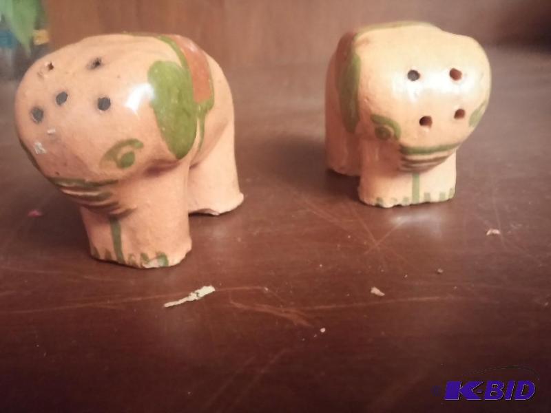 Vintage Mexico elephant salt and pepper shake...