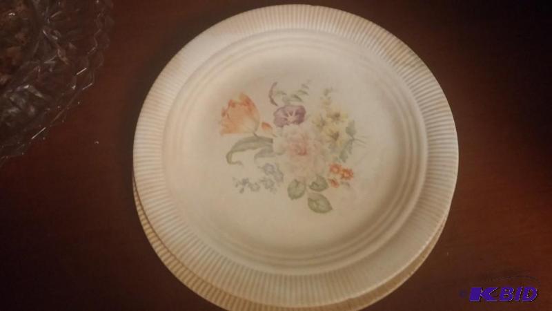 Vintage Lot of 2 plates with flowers &quotvi...