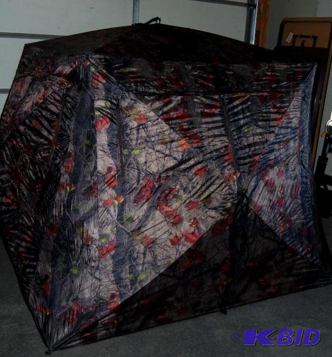 lot 15 image: Flare Out 5 Hub Blind, 78 x 78 x 66 tall, bot...