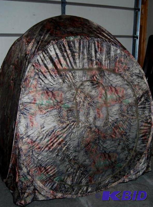 lot 29 image: Deluxe Ground Spring Blind, water resistant n...