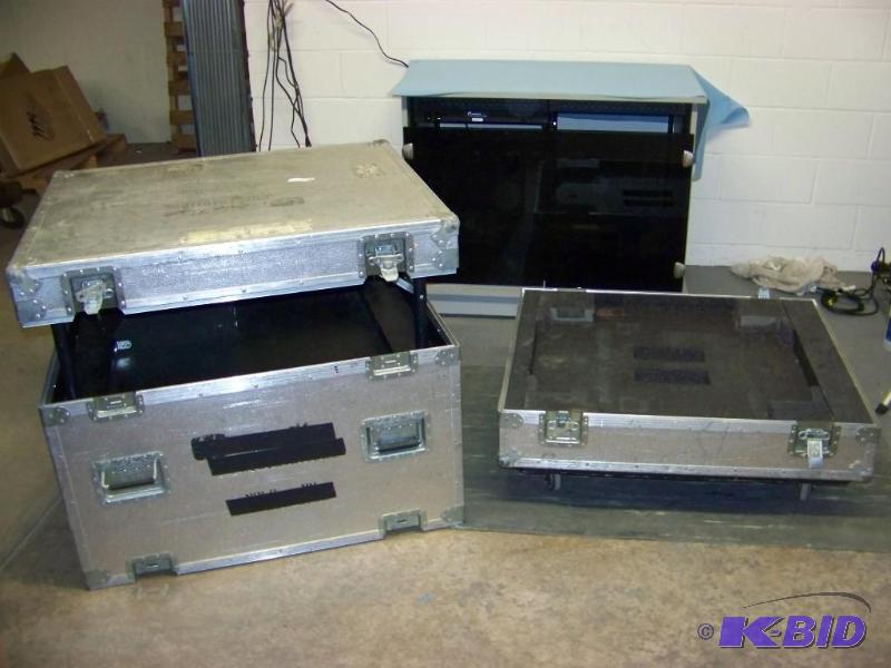 lot 50 image: R&R Cases, Large, Padded Travel Case with Built-In Table on Wheels