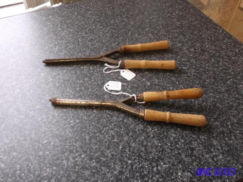 Lot with two Antique curling irons....