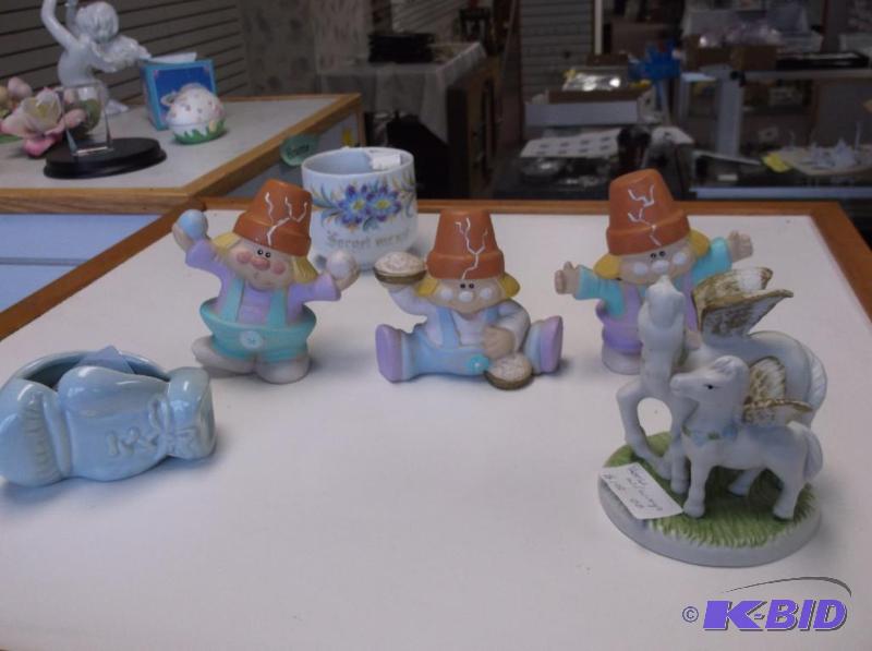 Lot with assortments of nicnaks....