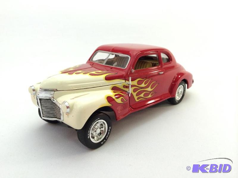 1941 Chevrolet with collectors case 1 124 scale die cast