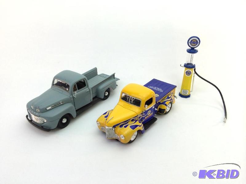 lot of 2  collectors cars and a gas pump..1 124  scale