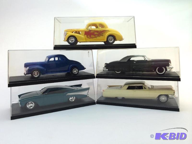 lot of 5 collectors cars in cases ...1 124  scale