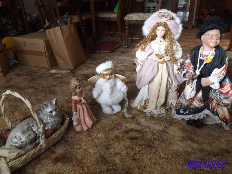 lot 11 image: 4 decorative dolls and cat in a basket ...