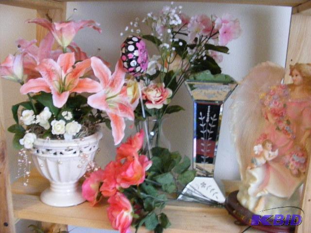 lot 131 image: Beautiful angel with two vases and Flowers....