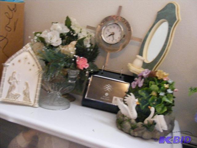 lot 134 image: Household Decor, swan planter, clock, mirror,...