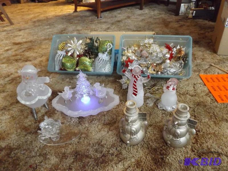 lot 14 image: Christmas&nbspdecorations&nbspand skating s...