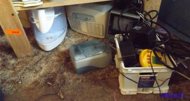 lot 141 image: Household items, humidifier, small tv, power ...