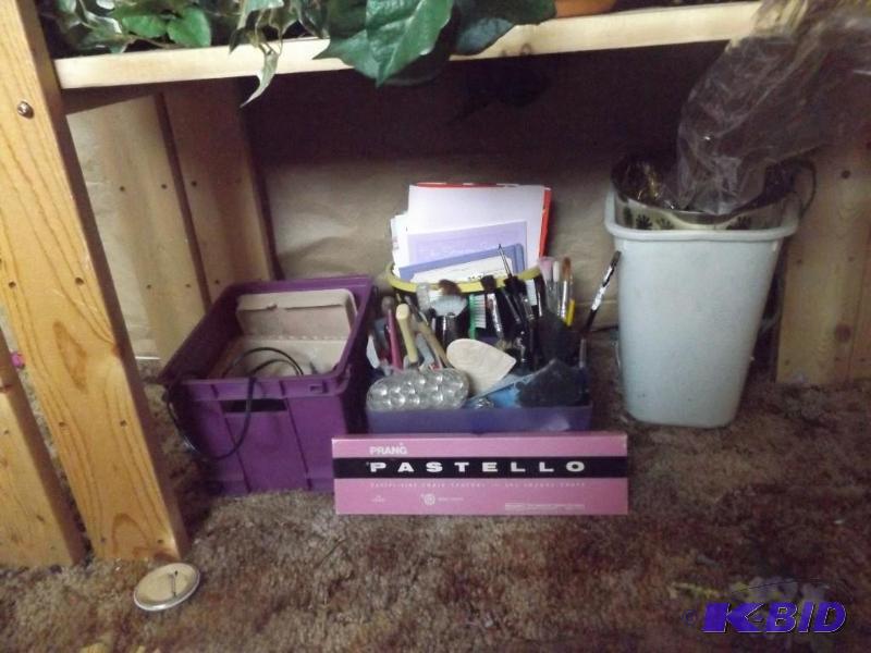 lot 142 image: Art supplies, brushes, glue gun, small trash ...
