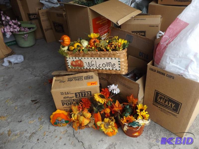 lot 157 image: Fall Holiday Decorations...