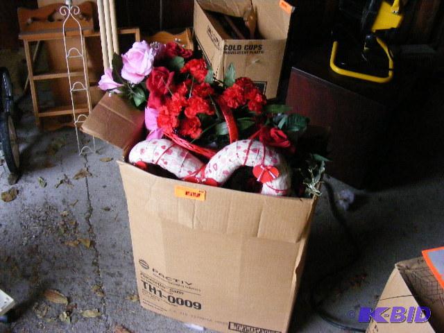 lot 161 image: Holiday Decorations - Valentines Day...