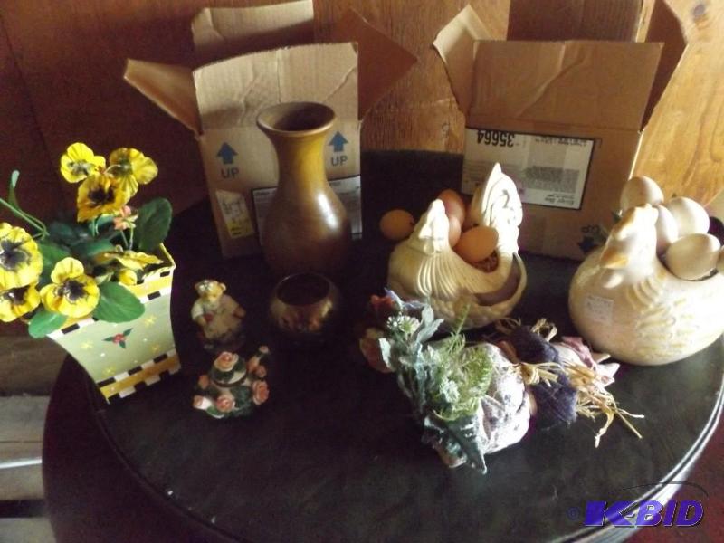 lot 164 image: Household Decorations and Figurines...