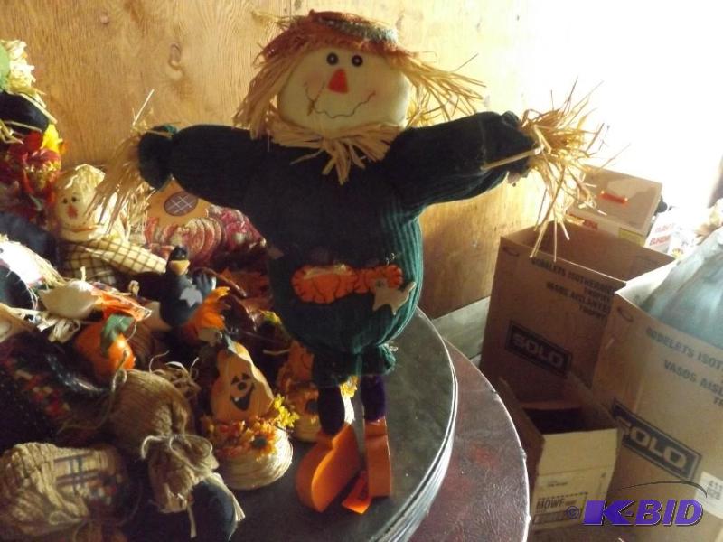lot 175 image: Fall and Halloween decorations...